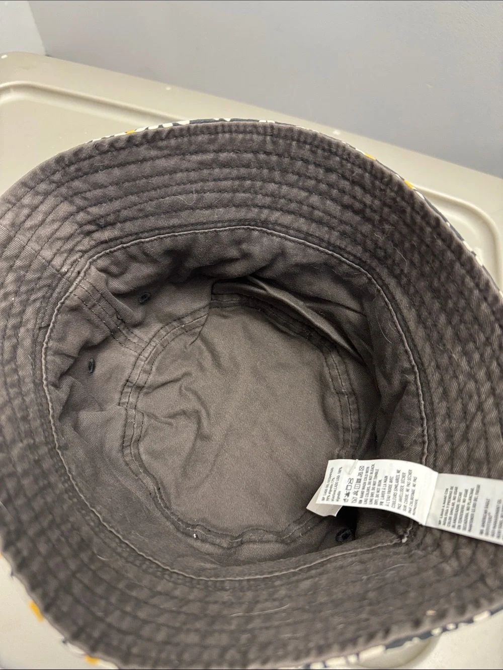 American Eagle daisy bucket hat